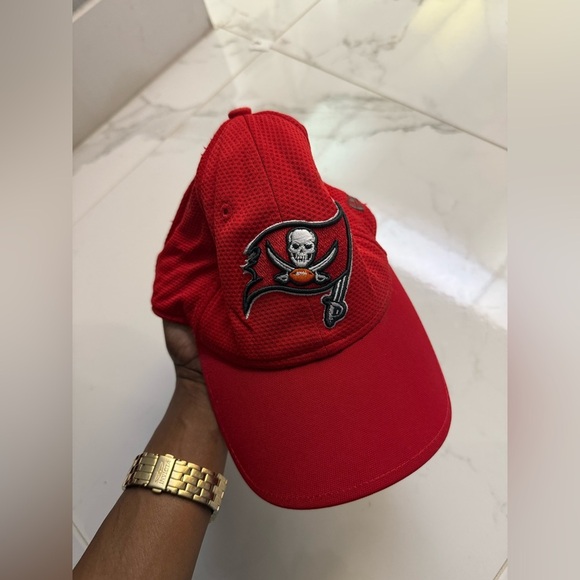 Red NFL Fitted M-L New Era - Picture 1 of 3